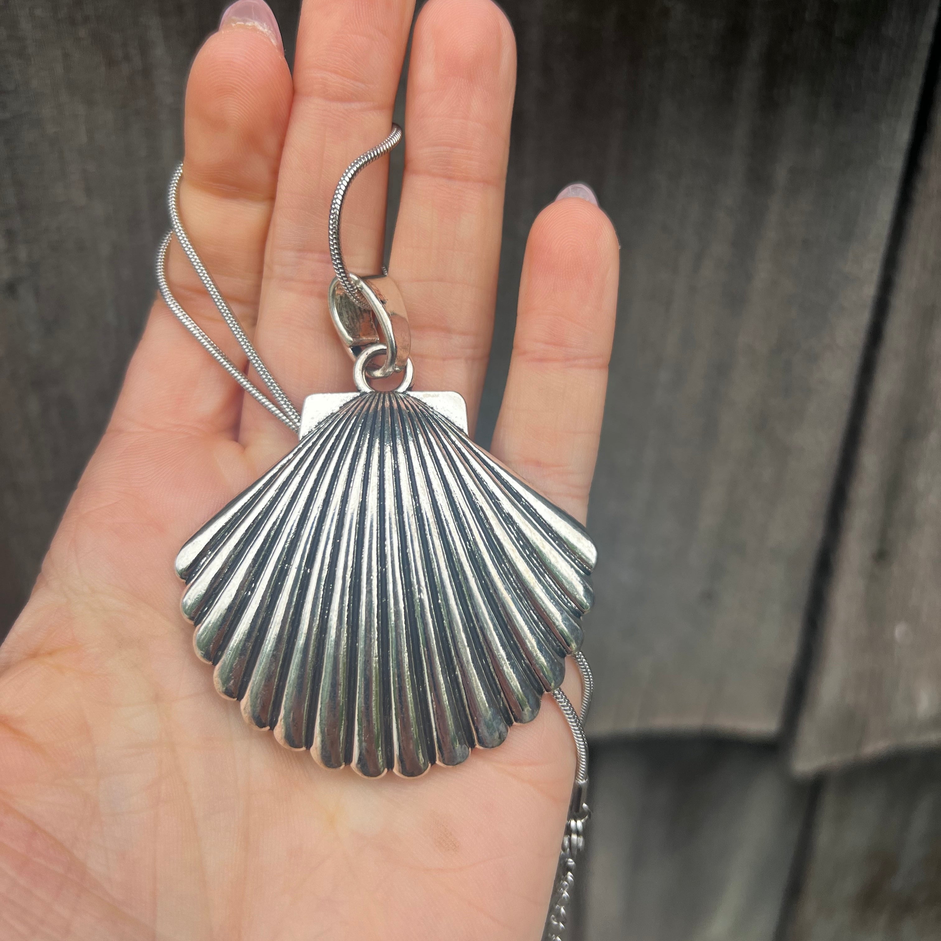 ANTIQUE SILVER SHELL NECKLACE