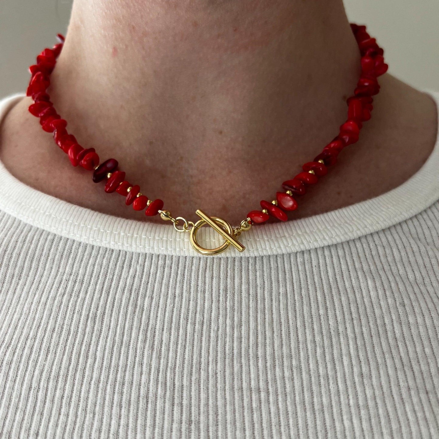 RED PUKA SHELLA NECKLACE - Aurelia