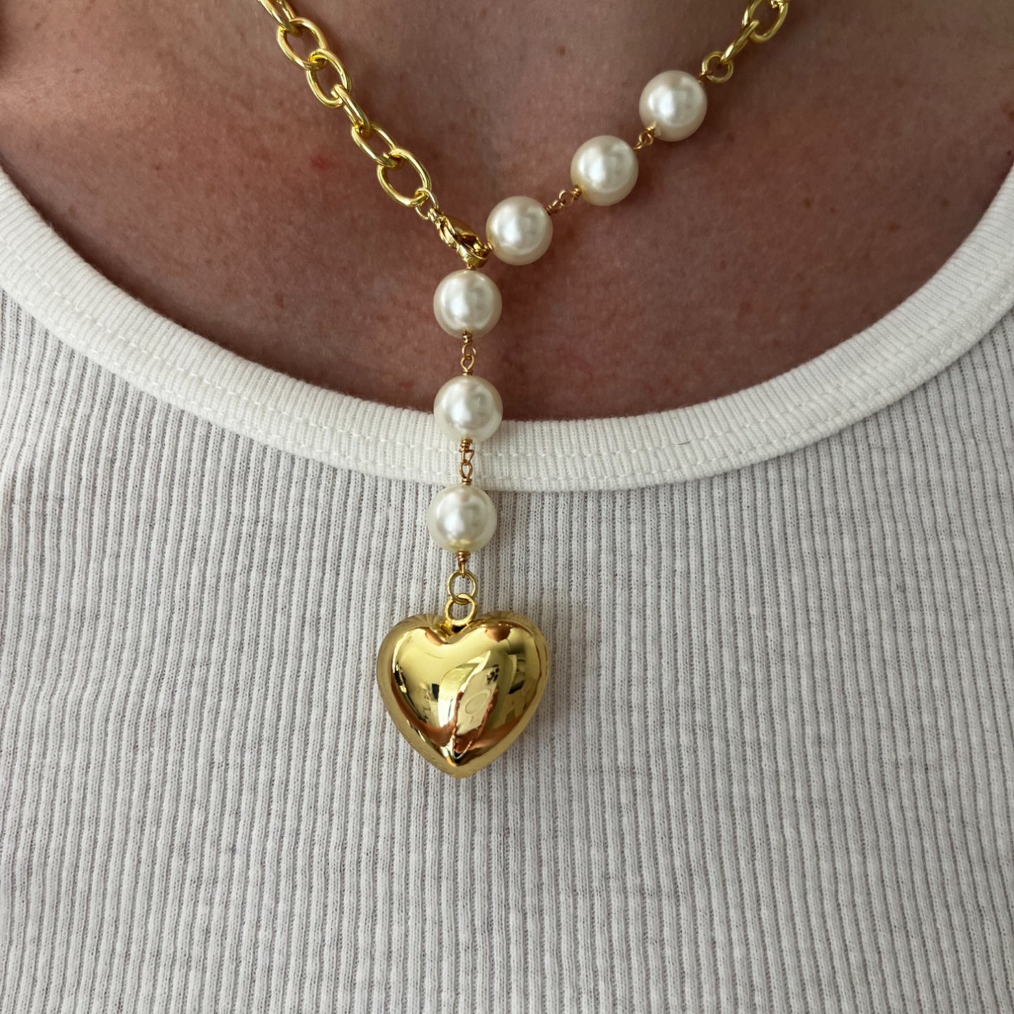 PUFFY HEART PEARL NECKLACE GOLD